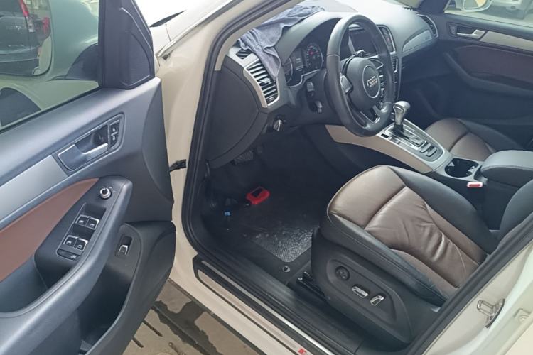 Used Audi Q5 2017 Plus 40 TFSI Ambition Model Driver Seat