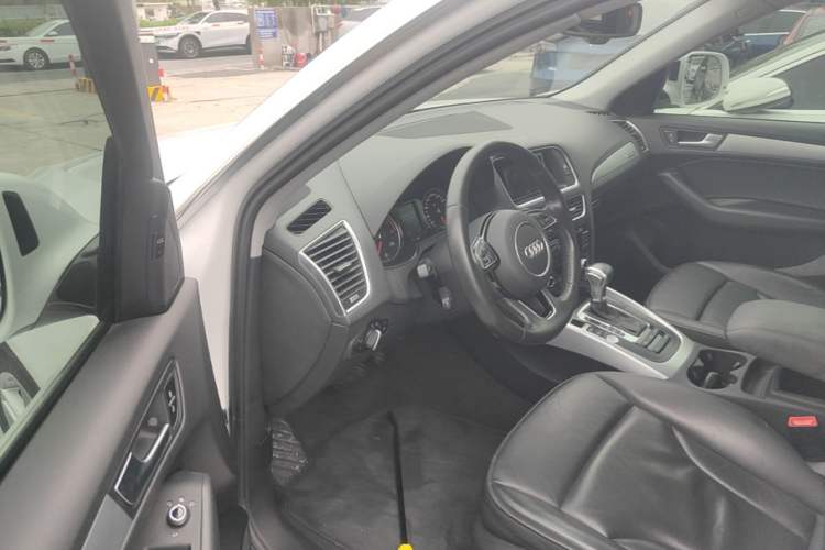 Used Audi Q5 2017 40 TFSI Technology Edition Driver Seat
