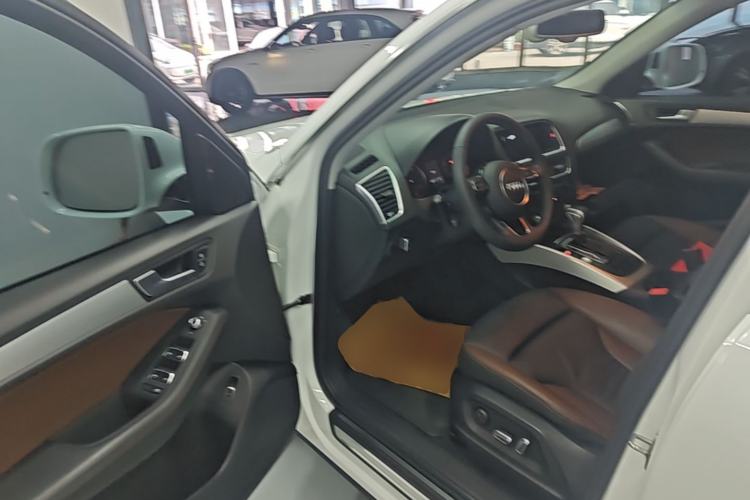 Used Audi Q5 2017 Plus 40 TFSI Technology Model Driver Seat