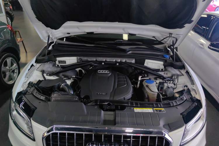 Used Audi Q5 2017 Plus 40 TFSI Ambition Model Engine Bay