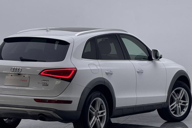 Used Audi Q5 2017 Plus 40 TFSI Comfort Model Exterior 4