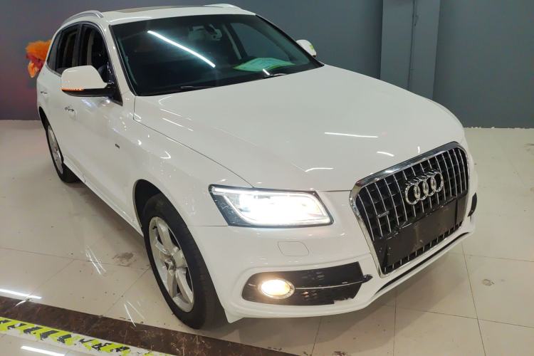 Used Audi Q5 2017 Plus 40 TFSI Ambition Model Front Right 45 Deg