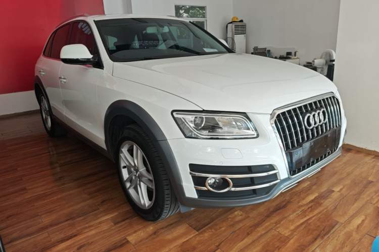 Used Audi Q5 2017 Plus 40 TFSI Technology Model Front Right 45 Deg