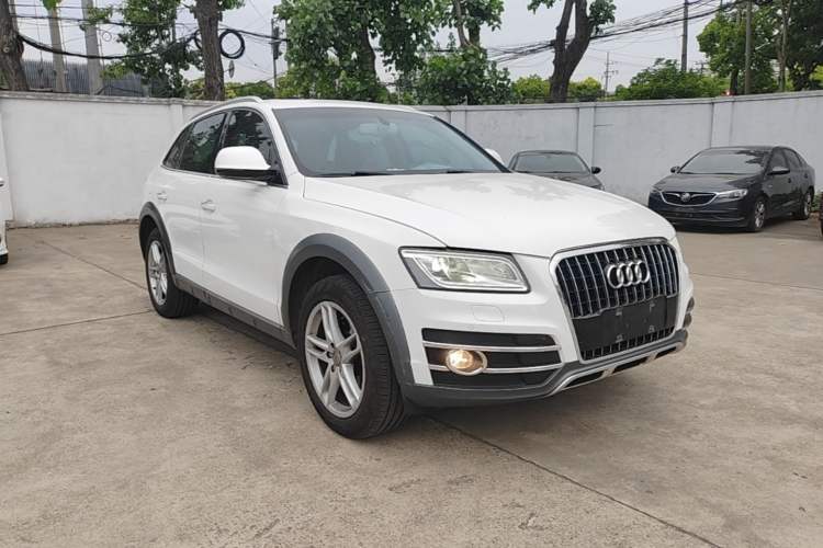 Used Audi Q5 2017 Plus 40 TFSI Technology Model Front Right 45 Deg