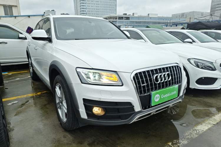 Used Audi Q5 2017 Plus 40 TFSI Technology Model Front Right 45 Deg