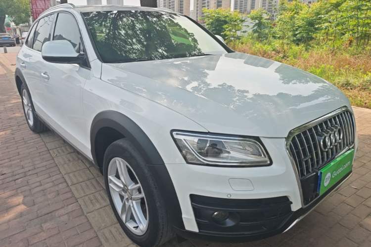 Used Audi Q5 2017 Plus 40 TFSI Technology Model Front Right 45 Deg