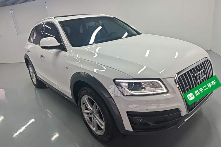 Used Audi Q5 2017 Plus 40 TFSI Technology Model Front Right 45 Deg