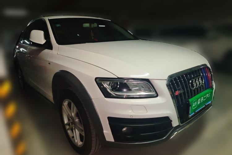 Used Audi Q5 2017 40 TFSI Luxury Model Front Right 45 Deg