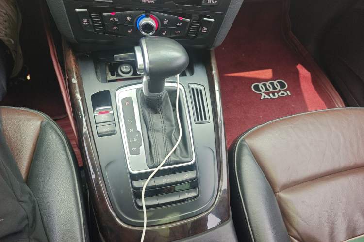 Used Audi Q5 2017 Plus 40 TFSI Ambition Model Gear Lever