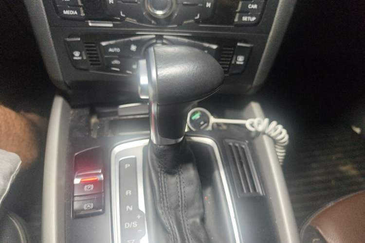 Used Audi Q5 2017 Plus 40 TFSI Ambition Model Gear Lever