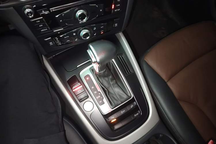 Used Audi Q5 2017 Plus 40 TFSI Ambition Model Gear Lever