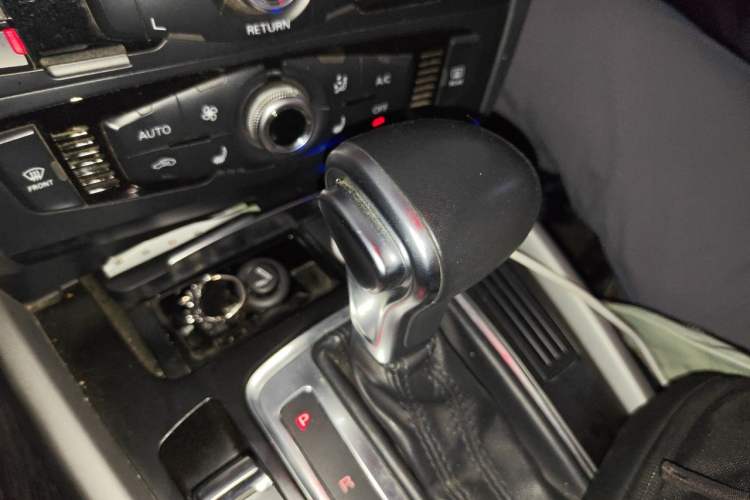 Used Audi Q5 2017 Plus 40 TFSI Ambition Model Gear Lever
