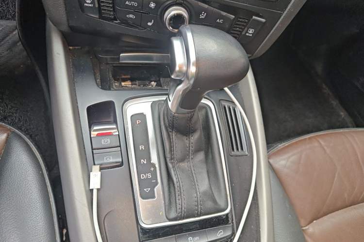 Used Audi Q5 2017 Plus 40 TFSI Ambition Model Gear Lever