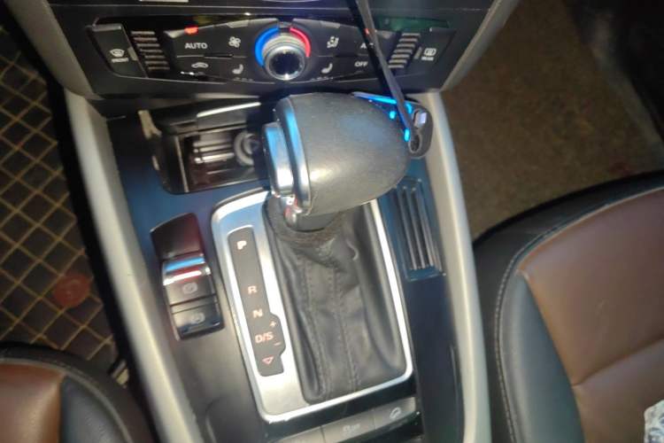 Used Audi Q5 2017 Plus 40 TFSI Ambition Model Gear Lever