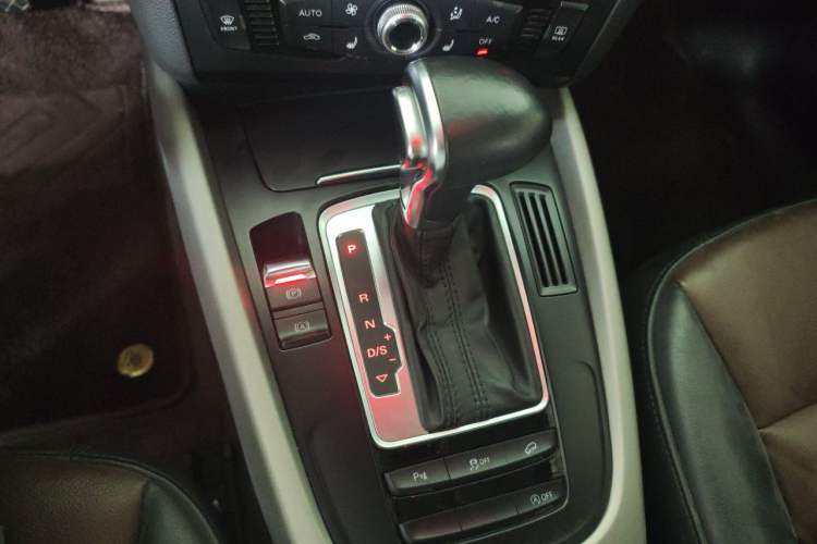 Used Audi Q5 2017 Plus 40 TFSI Ambition Model Gear Lever