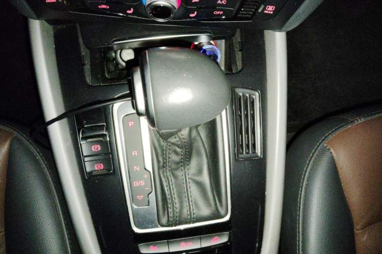 Used Audi Q5 2017 Plus 40 TFSI Ambition Model Gear Lever
