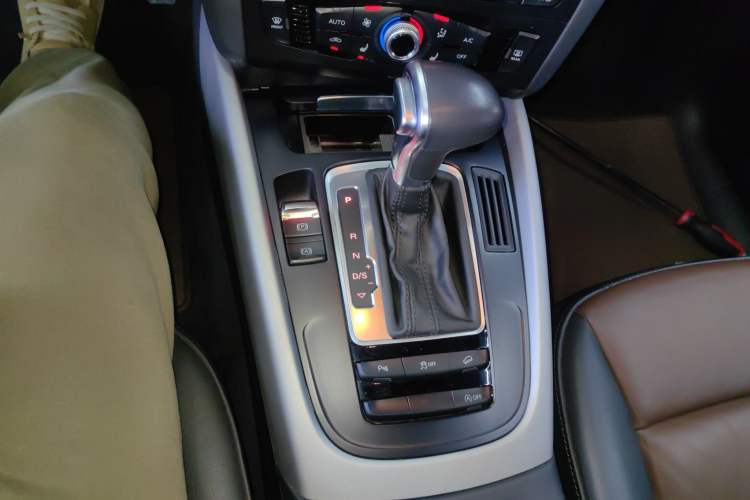 Used Audi Q5 2017 Plus 40 TFSI Ambition Model Gear Lever