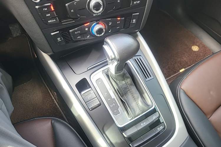 Used Audi Q5 2017 40 TFSI Ambition Edition Gear Lever