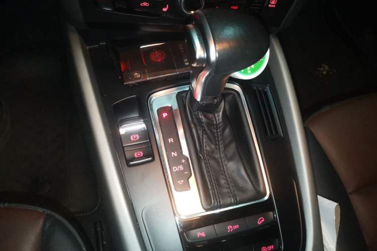 Used Audi Q5 2017 Plus 40 TFSI Ambition Model Gear Lever