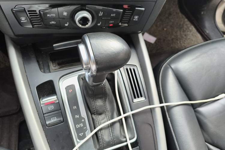 Used Audi Q5 2017 40 TFSI Ambition Edition Gear Lever