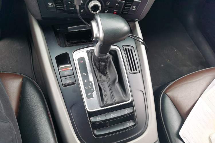 Used Audi Q5 2017 Plus 40 TFSI Ambition Model Gear Lever