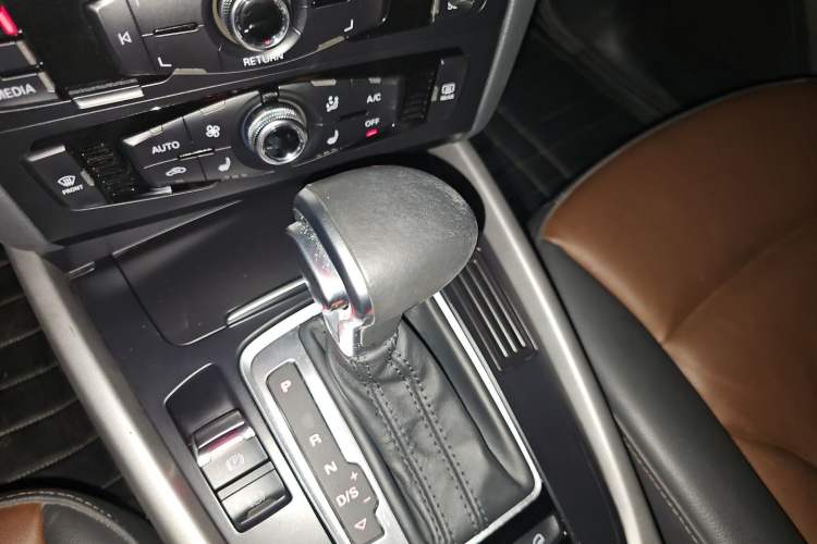 Used Audi Q5 2017 Plus 40 TFSI Ambition Model Gear Lever
