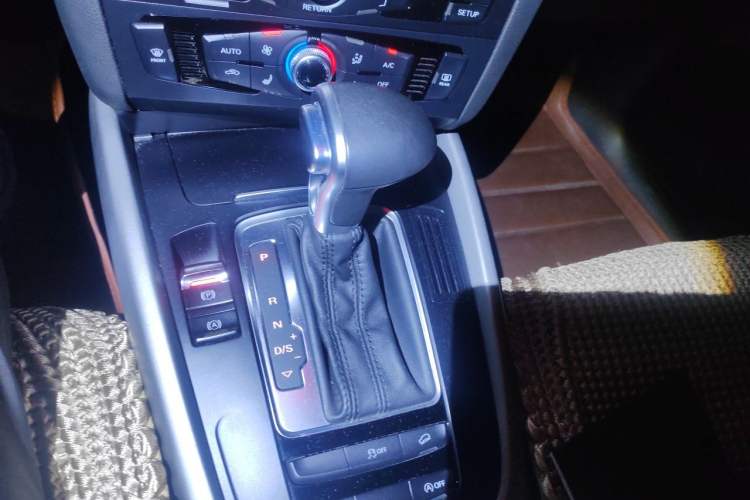 Used Audi Q5 2017 40 TFSI Ambition Edition Gear Lever