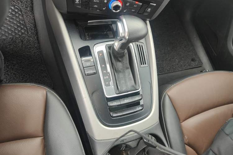 Used Audi Q5 2017 Plus 40 TFSI Ambition Model Gear Lever