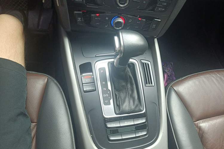 Used Audi Q5 2017 Plus 40 TFSI Ambition Model Gear Lever