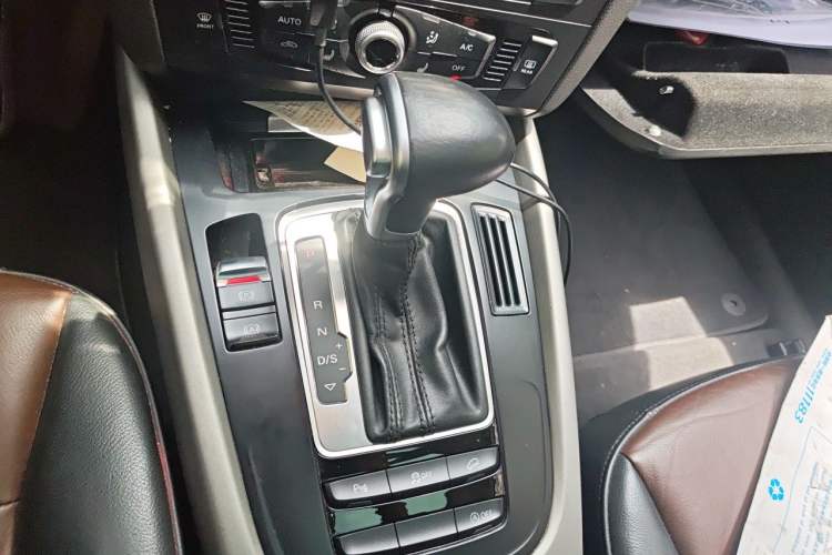 Used Audi Q5 2017 Plus 40 TFSI Ambition Model Gear Lever