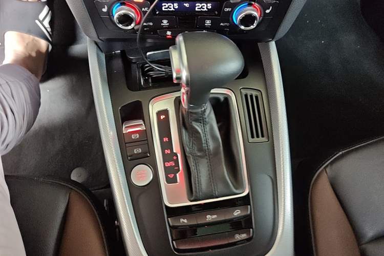 Used Audi Q5 2017 Plus 40 TFSI Technology Model Gear Lever