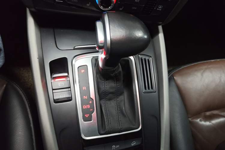 Used Audi Q5 2017 40 TFSI Ambition Edition Gear Lever