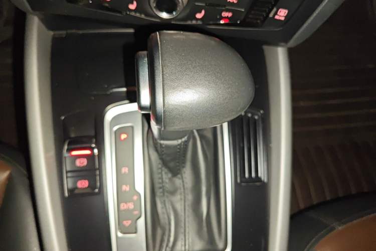Used Audi Q5 2017 Plus 40 TFSI Ambition Model Gear Lever