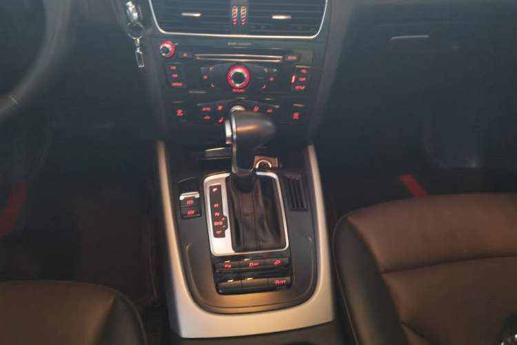 Used Audi Q5 2017 Plus 40 TFSI Ambition Model Gear Lever