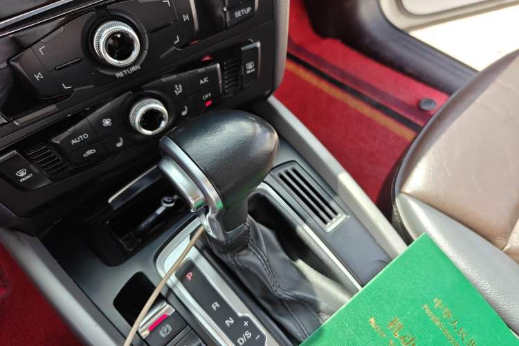 Used Audi Q5 2017 Plus 40 TFSI Ambition Model Gear Lever