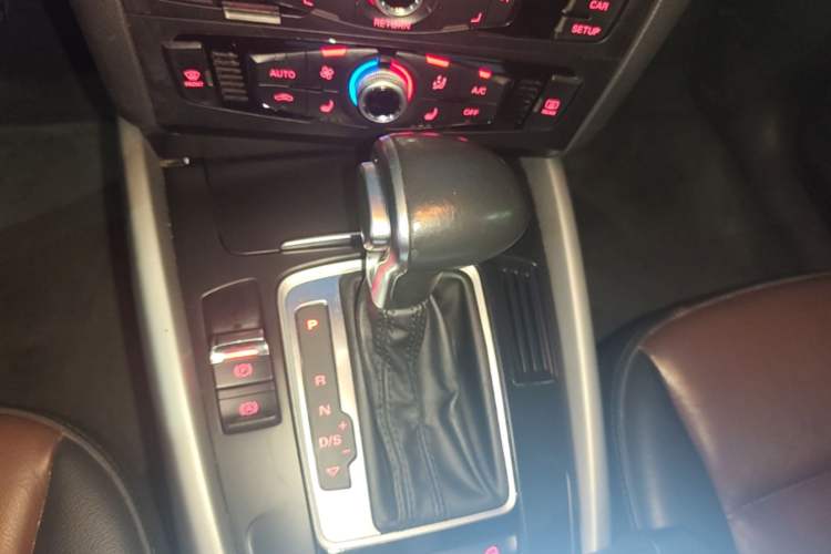Used Audi Q5 2017 Plus 40 TFSI Ambition Model Gear Lever