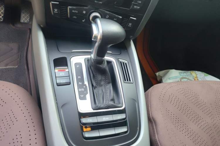 Used Audi Q5 2017 Plus 40 TFSI Ambition Model Gear Lever
