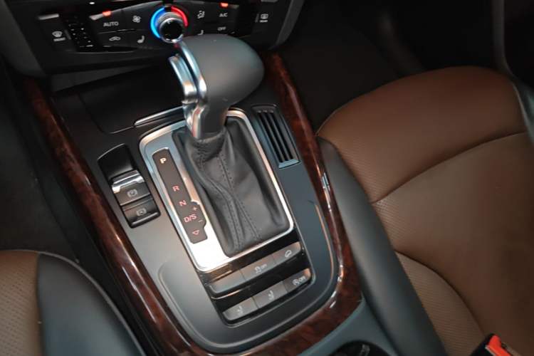Used Audi Q5 2017 40 TFSI Ambition Edition Gear Lever