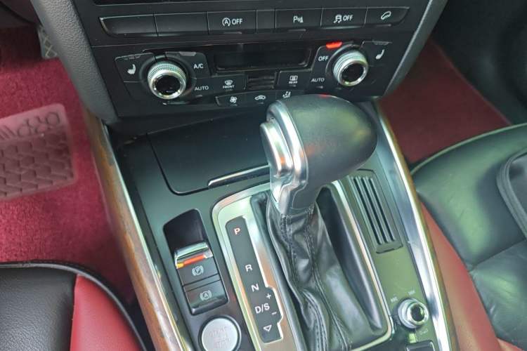 Used Audi Q5 2017 Plus 40 TFSI Comfort Model Gear Lever