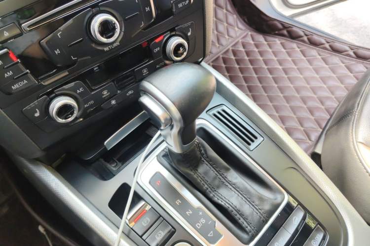 Used Audi Q5 2017 40 TFSI Technology Edition Gear Lever