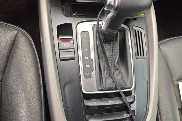 Used Audi Q5 2017 Plus 40 TFSI Ambition Model Gear Lever