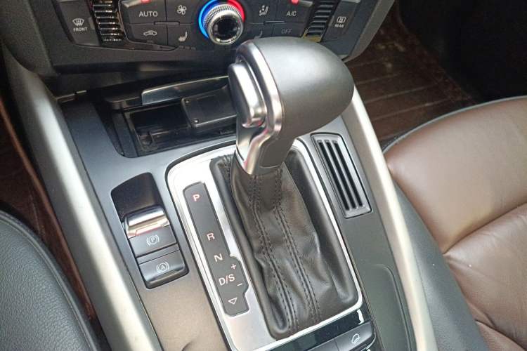 Used Audi Q5 2017 40 TFSI Ambition Edition Gear Lever