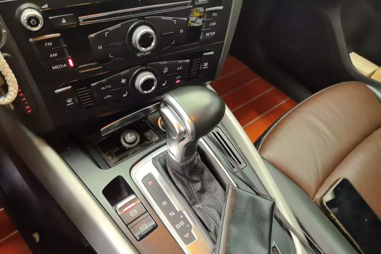 Used Audi Q5 2017 Plus 40 TFSI Ambition Model Gear Lever