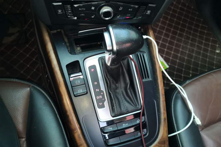 Used Audi Q5 2017 Plus 40 TFSI Ambition Model Gear Lever
