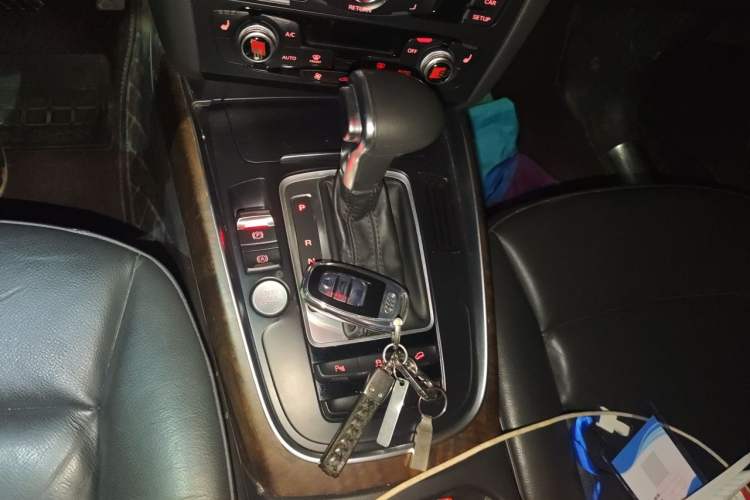 Used Audi Q5 2017 40 TFSI Luxury Model Gear Lever