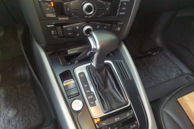 Used Audi Q5 2017 Plus 40 TFSI Ambition Model Gear Lever