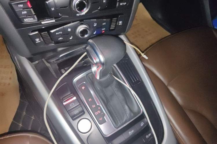 Used Audi Q5 2017 40 TFSI Ambition Edition Gear Lever