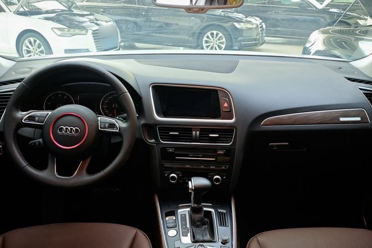 Used Audi Q5 2017 40 TFSI Comfort Model Interior 1