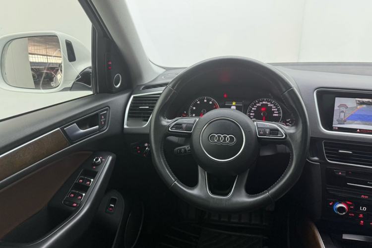 Used Audi Q5 2017 Plus 40 TFSI Comfort Model Interior 2