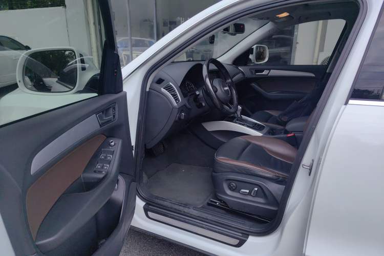 Used Audi Q5 2017 40 TFSI Technology Edition Interior 2